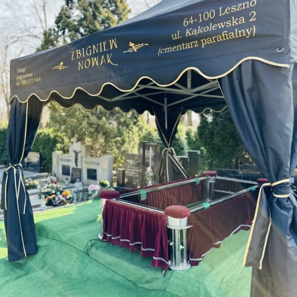 ceremonia pogrzebu z trumną