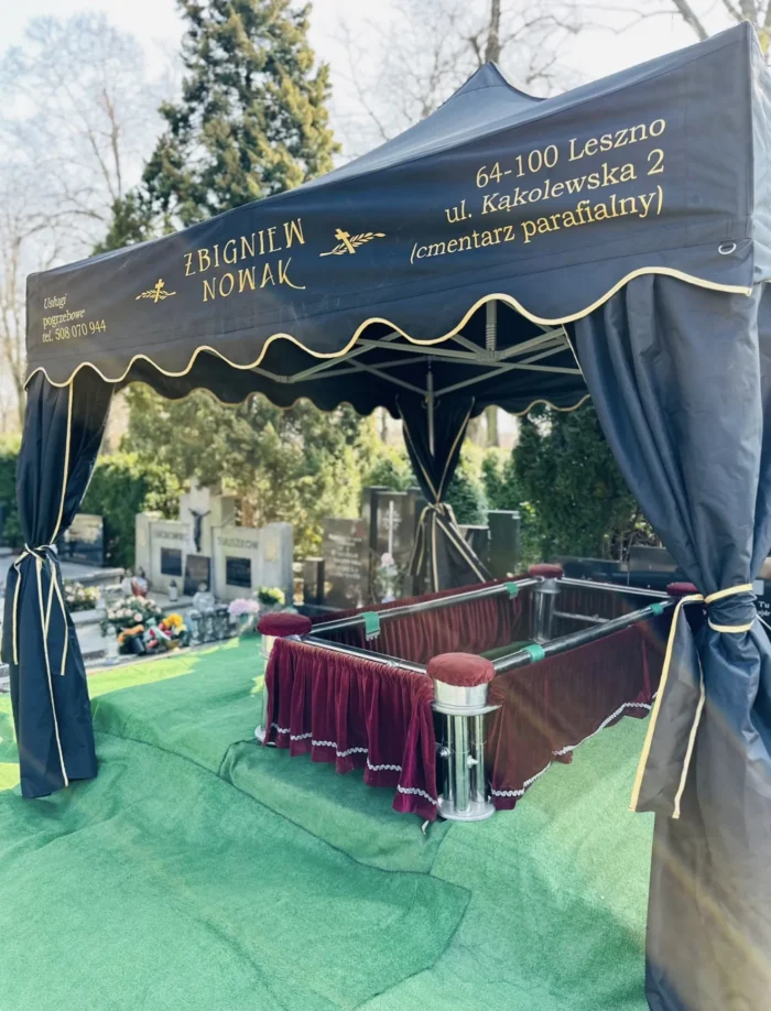 ceremonia pogrzebu z trumną